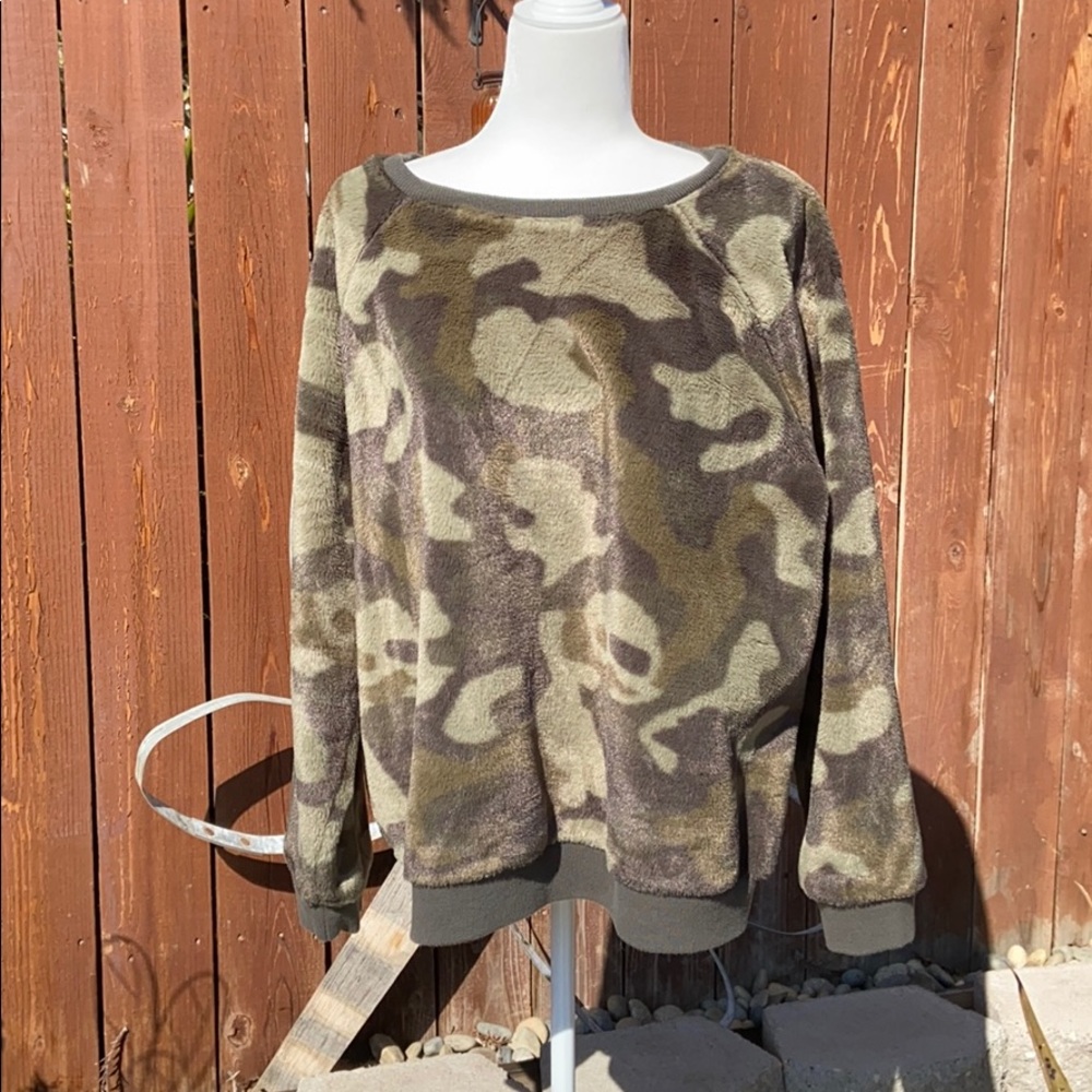 Lou & Grey Camo Sweatshirt Top